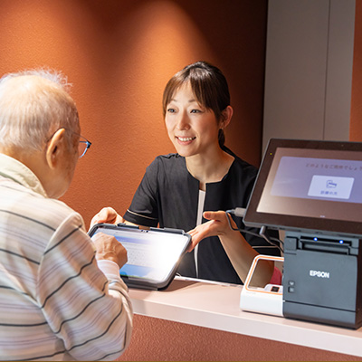 患者さまのお悩みにホスピタリティをもって寄り添うため受付・会計を「無人化システム」で効率化